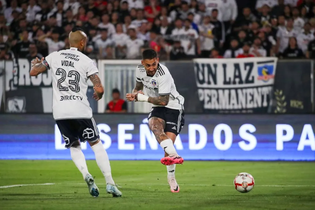 Arturo Vidal y Javier Correa en el Monumental ante la UC. (Jonnathan Oyarzun/Photosport).