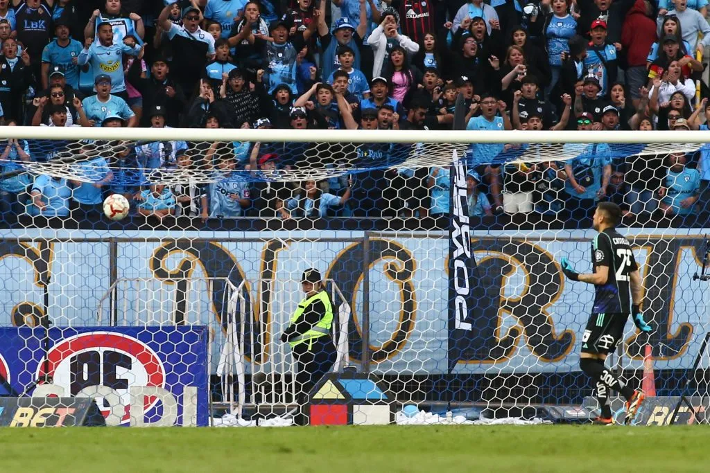 Castellón no pudo hacer nada ante el remate de Joaquín Moya. (Alex Diaz/Photosport).
