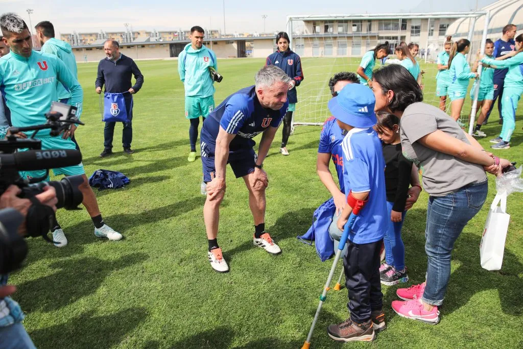 Gustavo Álvarez también compartió con Chris tras el entrenamiento de Universidad de Chile.  Foto: Teletón.