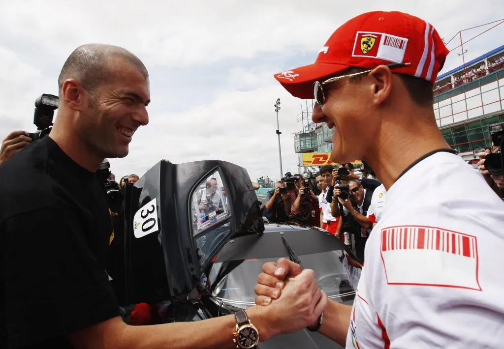 Zinedine Zidane mostrando su respeto a Michael Schumacher. Su legado va más allá del automovilismo. Imagen: Getty.