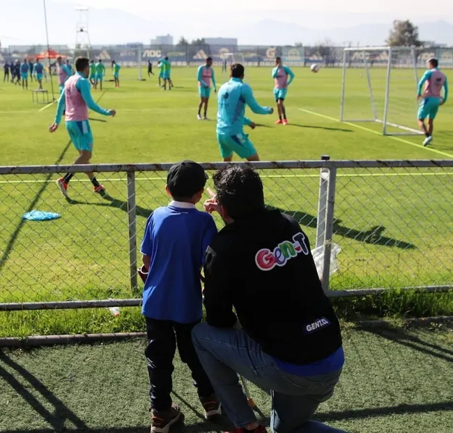 El pequeño fue en compañía de su familia y tuvo la mejor vista del entrenamiento de U de Chile. Foto: U de Chile