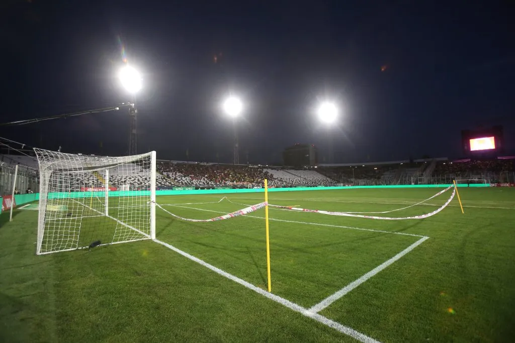 El año pasado el Estadio Monumental y Colo Colo lo pasaron muy mal por el estado de la cancha tras los conciertos. Incluso la selección chilena lo sufrió. Foto: Photosport.