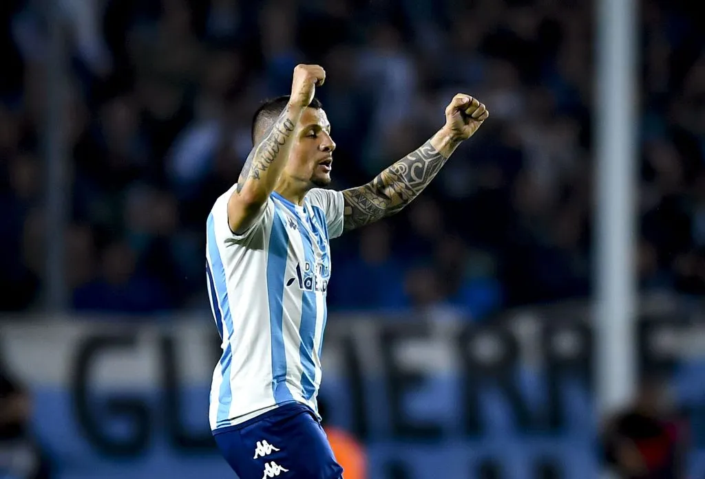 Emiliano Vecchio logró tener un gran rendimiento en Racing de la mano de Fernando Gago. ¿Podrá el DT elevar así el nivel de los jugadores de Boca Juniors ante una eventual llegada? | Foto: Photosport.