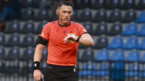 Los árbitros miran la hora para empezar la huelga.