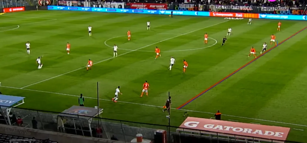 A pesar de que sí hubo líneas del VAR, para Johnny Herrera los árbitros ayudan a Colo Colo. Foto: TNT Sports.