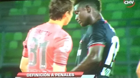 Nacho González junto a Mou Jadama, en una definición a penales el 2015