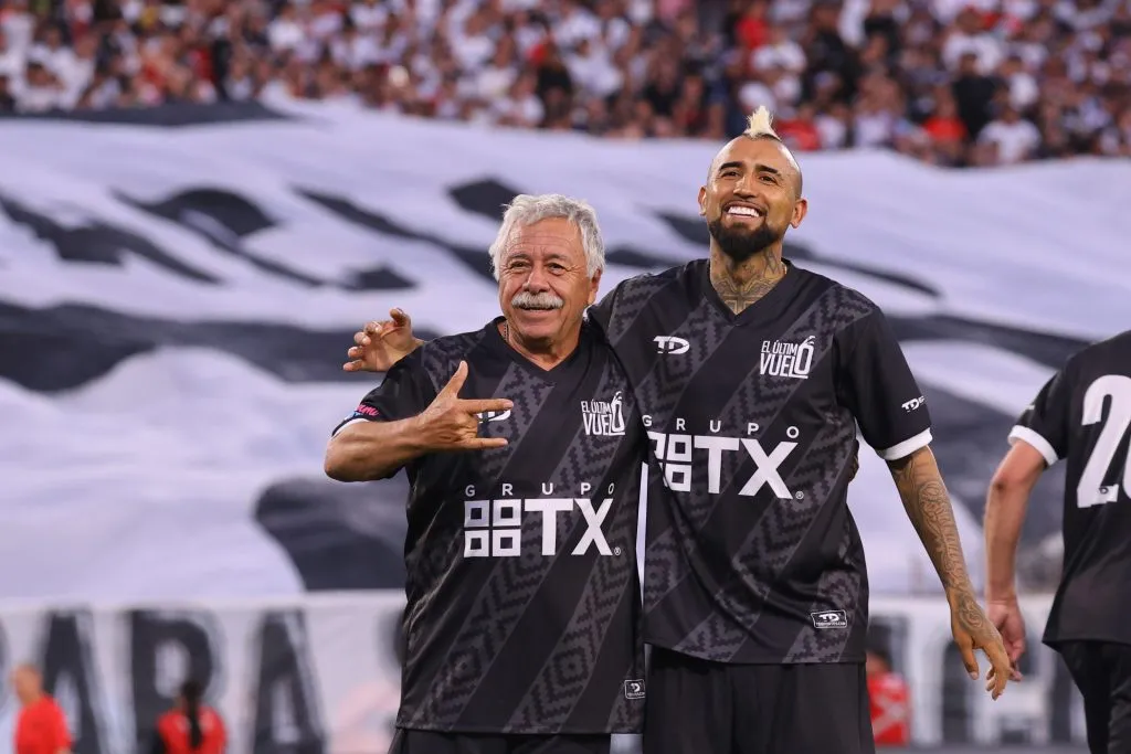 Carlos Caszely junto a Arturo Vidal en la despedida de Jaime Valdés. (Marcelo Hernández/Photosport).