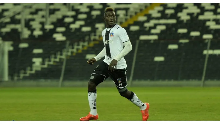 Mou Jadama en acción por Colo Colo ante Huachipato, uno de los dos partidos que jugó como albo.