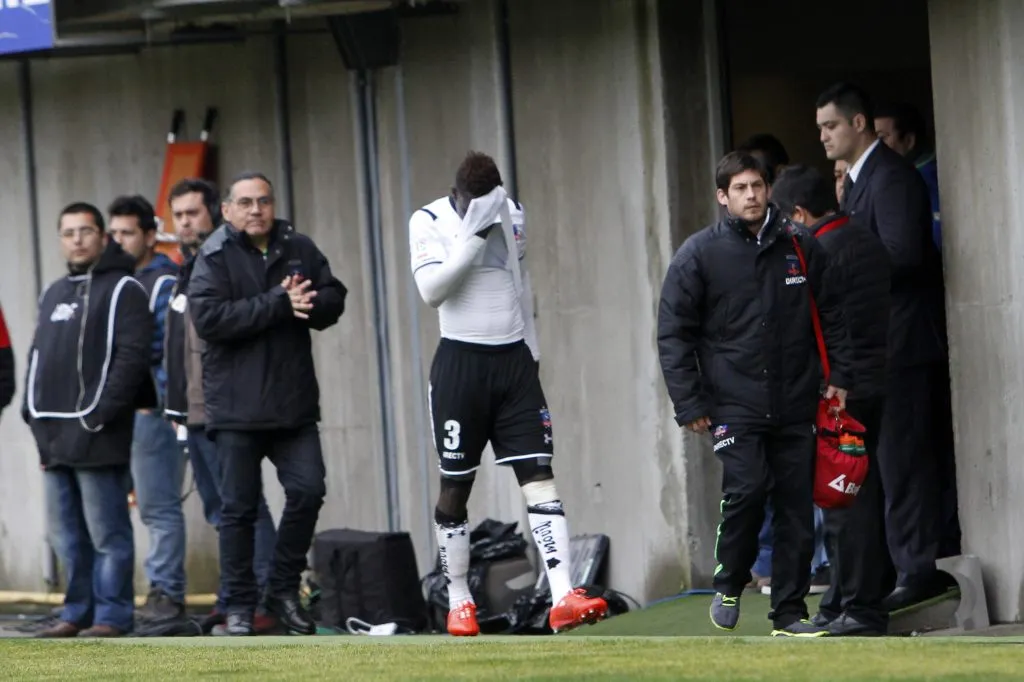 Así salió Jadama de la cancha aquel 2 de agosto ante Ñublense. (Dragomir Yankovic/Photosport).