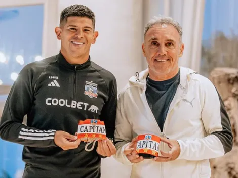 De capitán a capitán: Espina se emociona con regalo-homenaje de Pavez