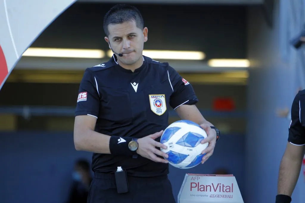 Cristián Droguett lidera al sindicato de los árbitros. Imagen: Photosport.