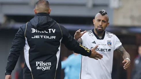 Jorge Almirón le prestó el ropero a Arturo Vidal tras sus dardos contra Ricardo Gareca en Chile.