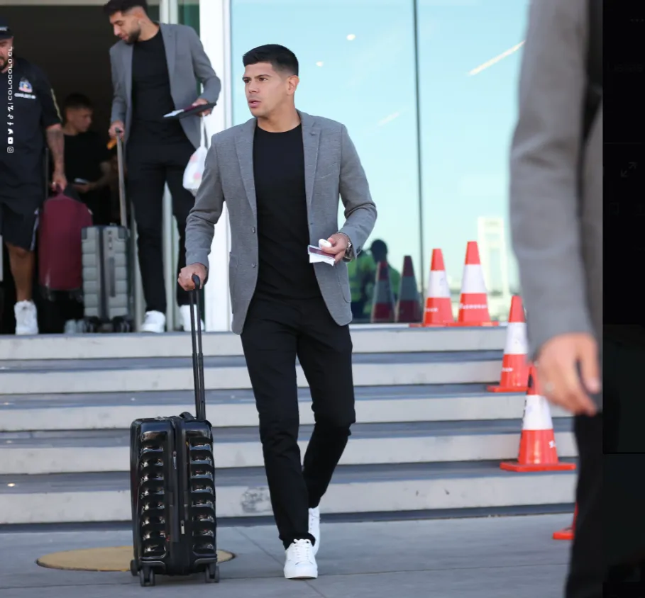Esteban Pavez vestido de etiqueta para un desafío internacional. (Foto: Colo Colo).