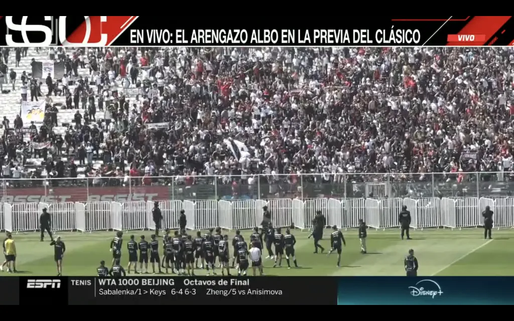 La salida del plantel a saludar a los hinchas de Colo Colo en el arengazo | ESPN