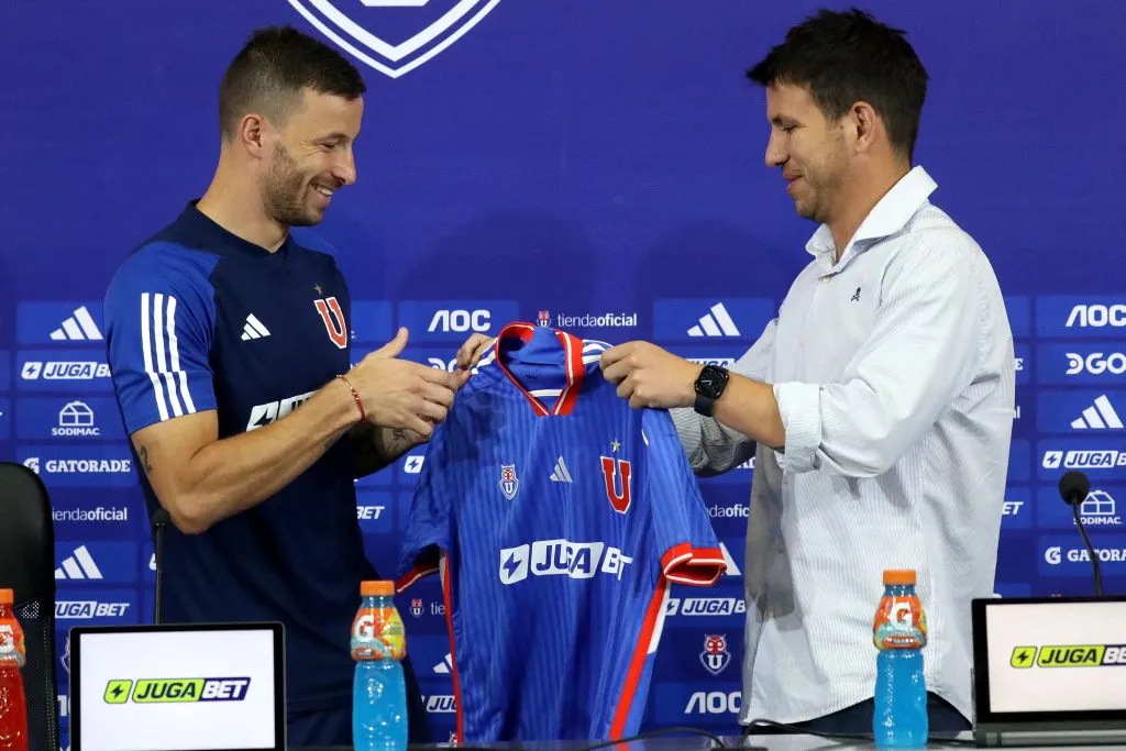 Manuel Mayo en la presentación de Luciano Pons. (Javier Salvo/Photosport).