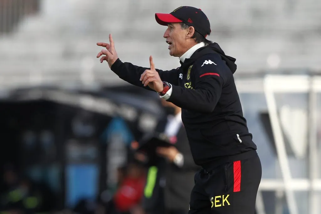 César Bravo en su etapa como DT de Unión Española en 2022. (Felipe Zanca/Photosport).