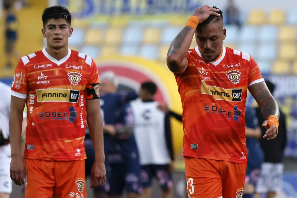 Bastián Tapia y Javier Parraguez grafican claramente el sentir del plantel loíno. (Andres Pina/Photosport).