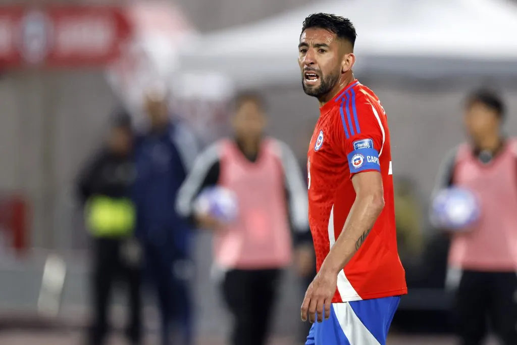 Mauricio Isla fue el capitán en los últimos dos partidos de Chile. (Andrés Piña/Photosport).