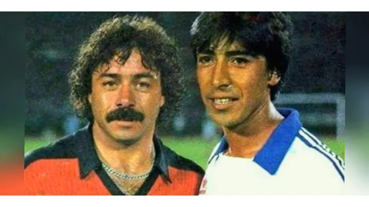 Osvaldo Hurtado junto a Carlos Caszely. Para el Arica, la barra de la U es la mejor de Chile