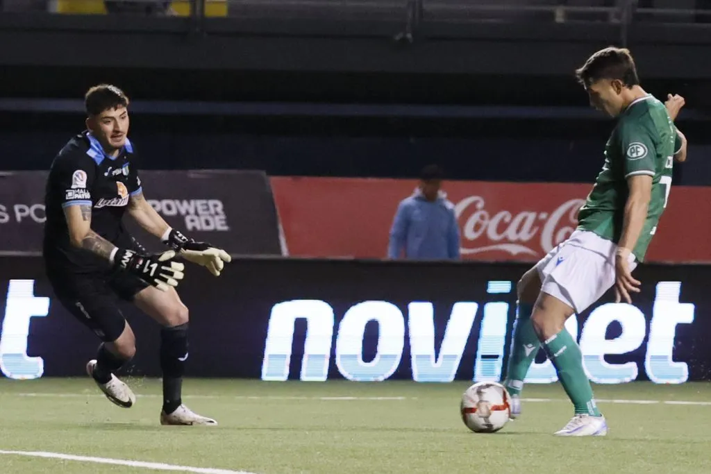 Diego Carreño mira cómo Cecchini abre la cuenta en La Florida. (Dragomir Yankovic/Photosport).