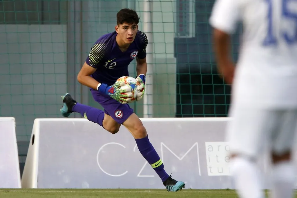 Diego Carreño en acción por la Roja Sub 17 que acudió a varias giras y al Mundial de Brasil 2019. (Andres Pina/Photosport).