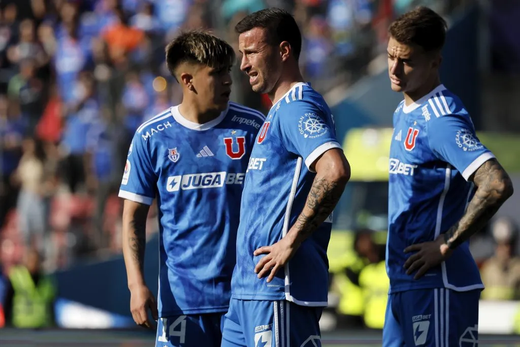Luciano Pons no tiene espacio en la U ni con ausencias en la delantera. Foto: Photosport.