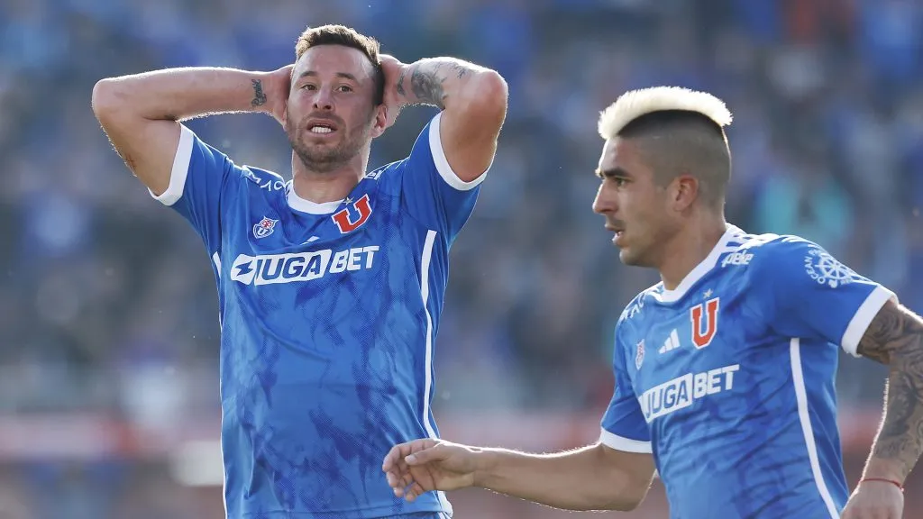 Luciano Pons y Cristián Palacios pudieron ser héroes para la U, pero ninguno de los dos estuvo fino frente al arco. Foto: Photosport.