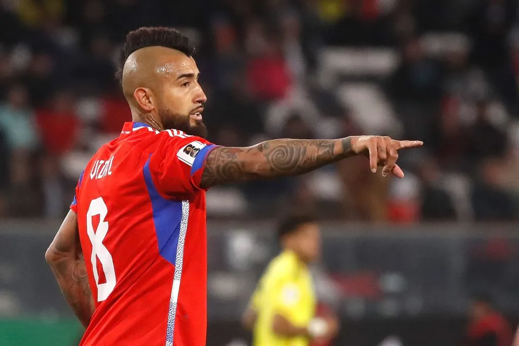 Arturo Vidal frente a Colombia en las Eliminatorias 2026. (Jonnathan Oyarzun/Photosport).