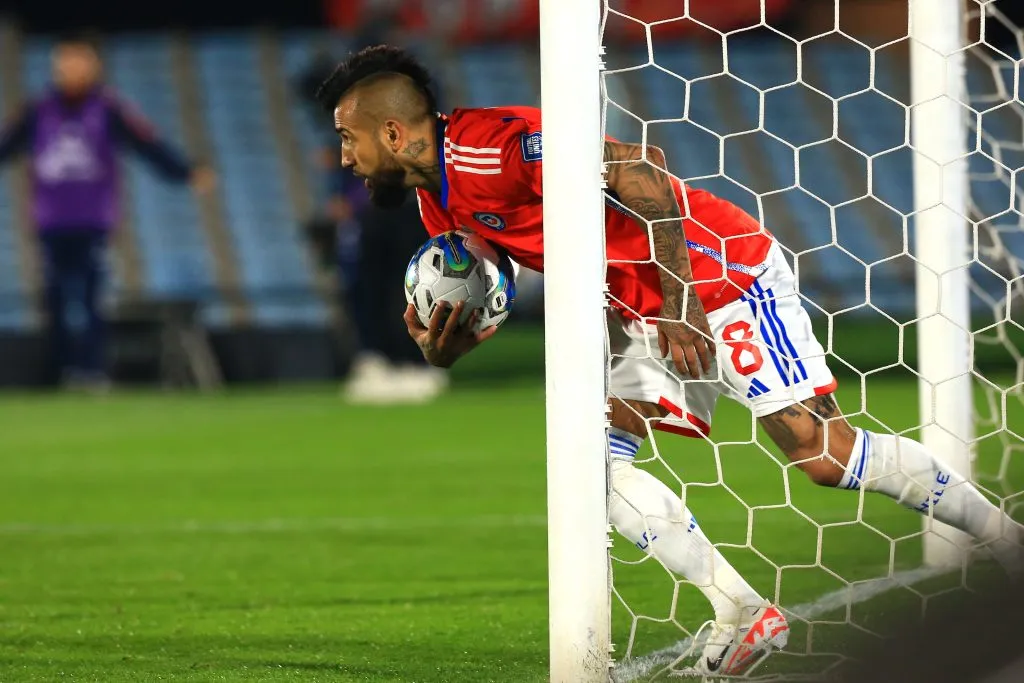 Arturo Vidal le anotó a Uruguay en el Centenario. (Javier Valdes/Photosport).