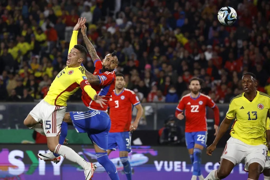 Arturo Vidal frente a Colombia. Sufrió una lesión que requirió una intervención quirúrgica. (Andres Pina/Photosport).