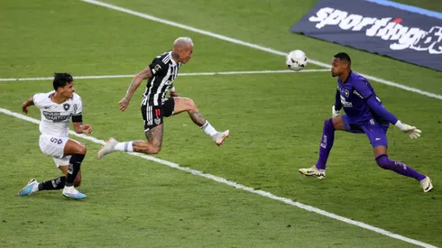 Eduardo Vargas desperdició algunas oportunidades de gol.