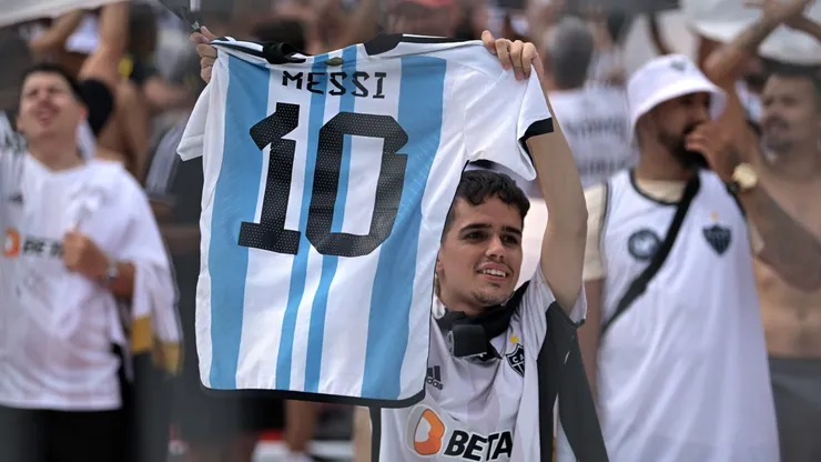 BUENOS AIRES, ARGENTINA - NOVEMBER 30: A fan of Atletico Mineiro holds a jersey of Lionel Messi of Argentina prior to the Copa CONMEBOL Libertadores 2024 Final between Atletico Mineiro and Botafogo at Estadio Más Monumental Antonio Vespucio Liberti on November 30, 2024 in Buenos Aires, Argentina. (Photo by Marcelo Endelli/Getty Images)