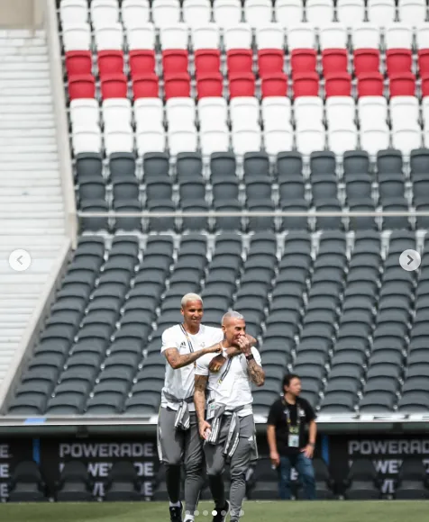 Eduardo Vargas y Deyveron en el Mineiro.