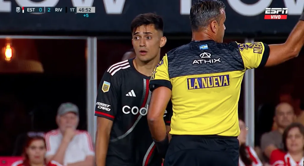 Pablo Solari no podía creer la amarilla que se ganó por no tener el zapato puesto.