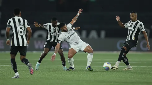 Hulk pelea por el balón en el enfrentamiento entre Botafogo y Atlético Mineiro en julio de 2024.