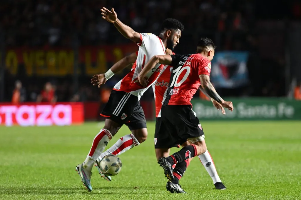 Rubén Botta en acción ante River por Colón de Santa Fe. (Luciano Bisbal/Getty Images).