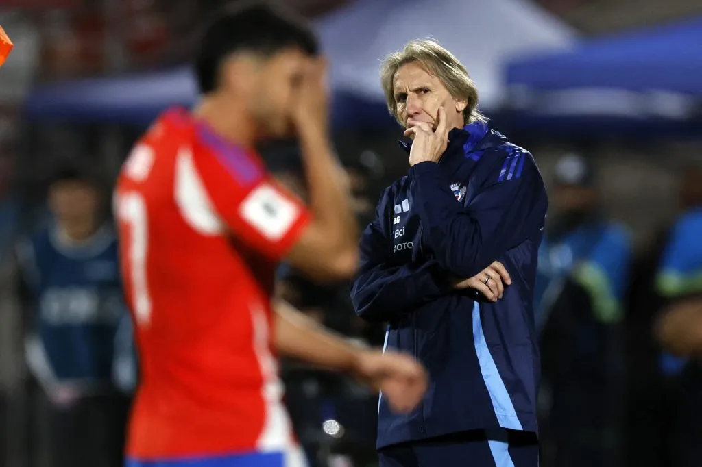 Ricardo Gareca se sube al avión de La Roja sub 20 y va a España.