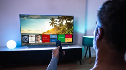 Una persona viendo televisión