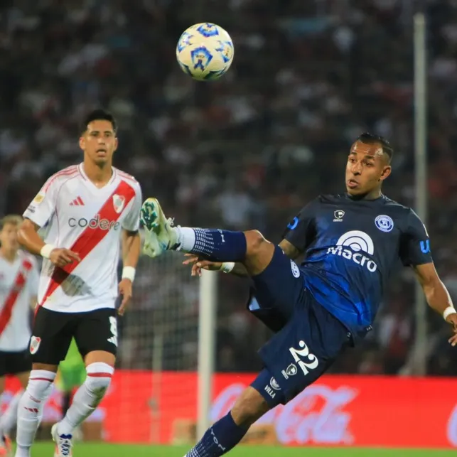 Sebastián Villa comenzó a sonar con fuerza en Colo Colo para el 2025 y gusta, pero no así Diego Valdés. Foto: Independiente de Rivadavia.