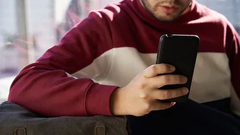 Una persona usando un teléfono.