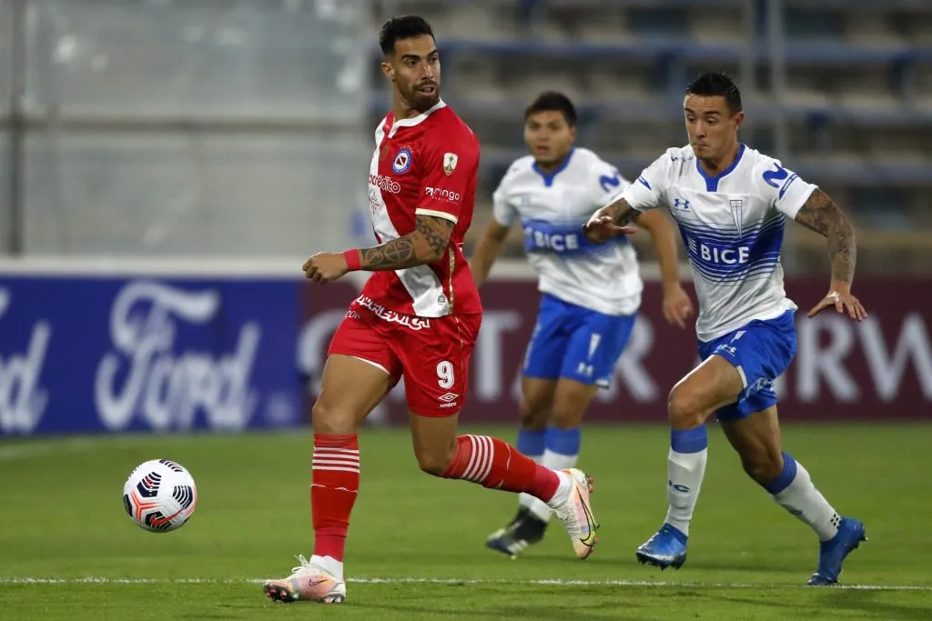 Gabriel Ávalos jugó contra la Católica en la Copa Libertadores con Argentinos Juniors. (Andrés Piña/Photosport).
