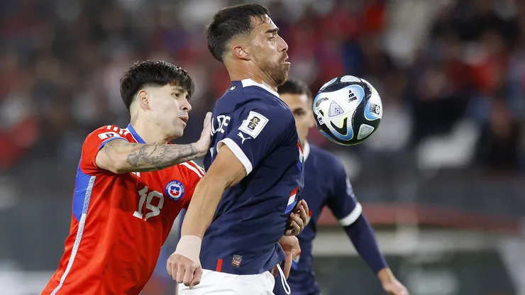 En acción por la selección paraguaya ante Chile.