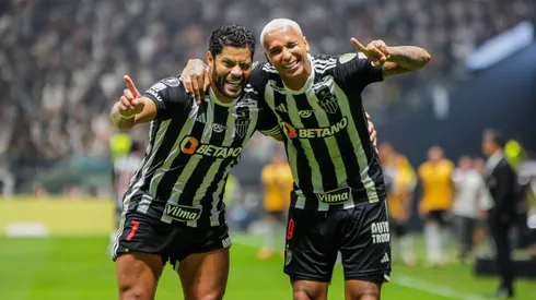 Hulk y Deyverson festejan uno de los goles en la victoria 3-0 ante River Plate, en la ida de las semifinales de la Copa Libertadores 2024.