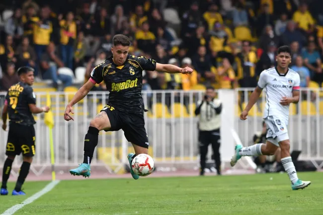 Cristopher Barrera en acción ante Colo Colo. (Alejandro Pizarro Ubilla/Photosport).