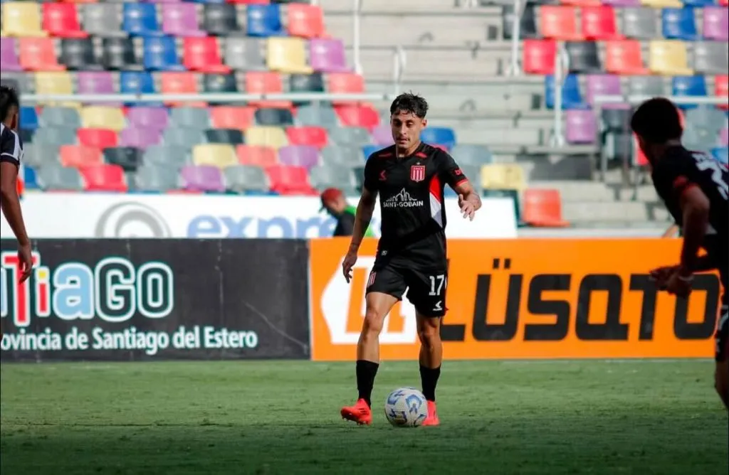 Javier Altamirano regresó al fútbol con la camiseta de Estudiantes en Argentina. Foto: Estudiantes.