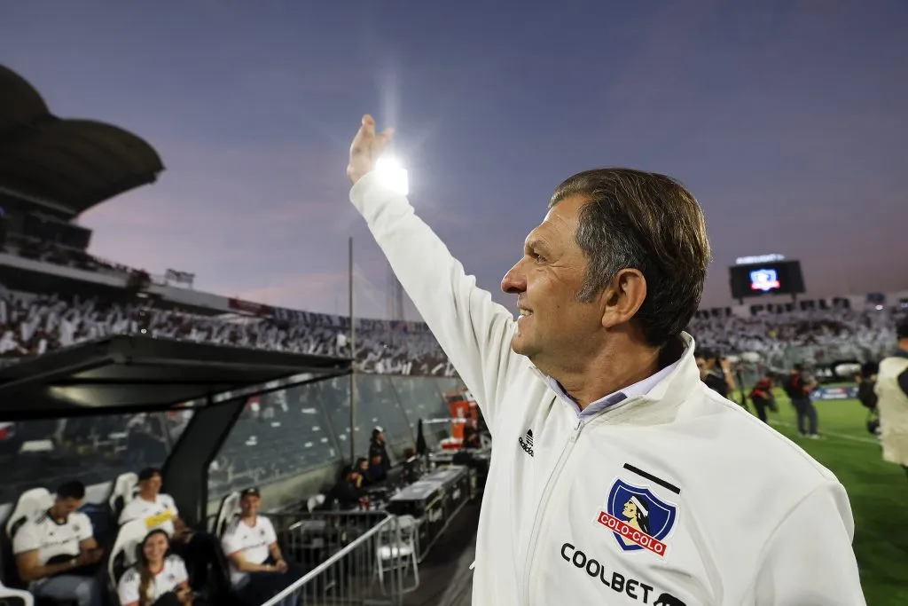 Aníbal Mosa se puso en modo termo y calentó la Supercopa de Colo Colo ante la U. Foto: Photosport.