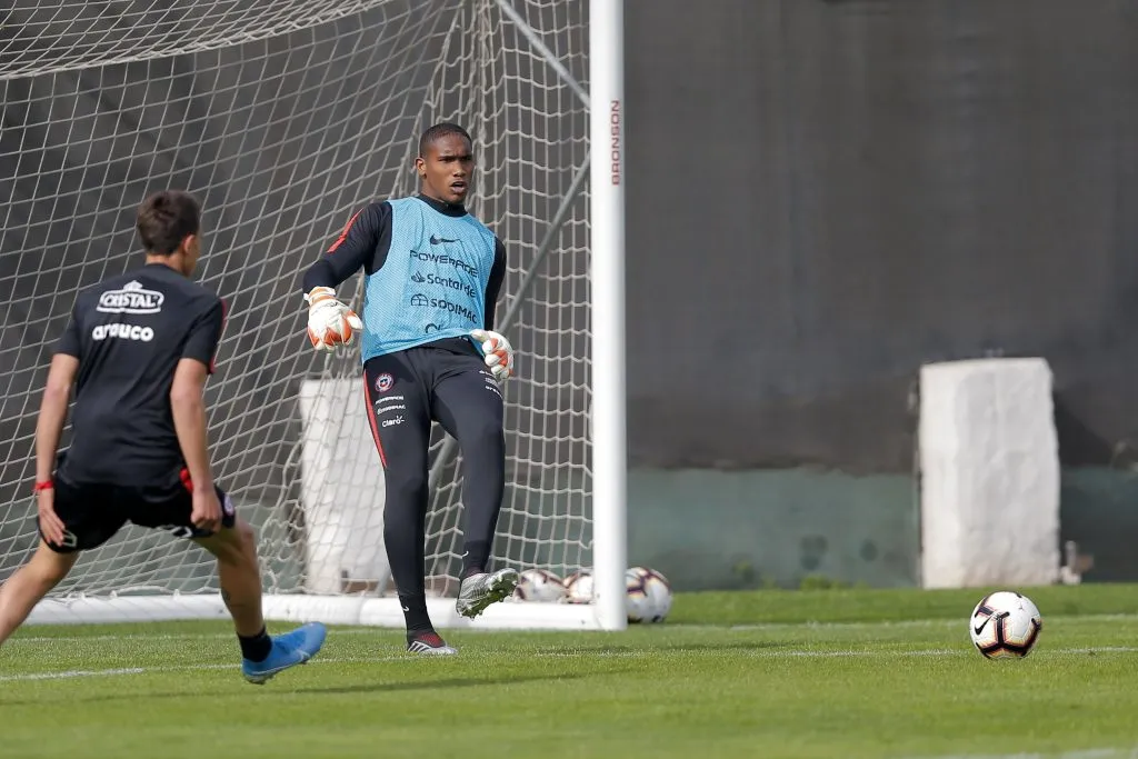 Omar Carabalí entrena con la selección chilena Sub 23. (Javier Torres/Photosport).