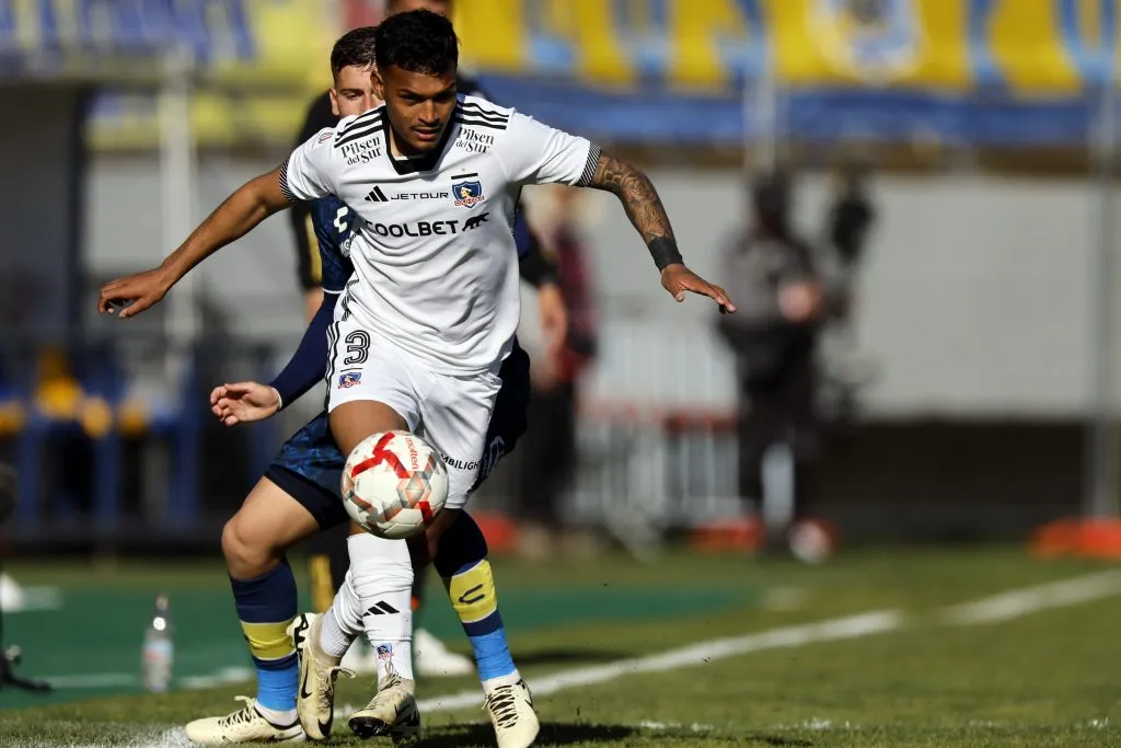 Daniel Gutiérrez en acción ante Everton de Viña del Mar. (Andres Pina/Photosport).