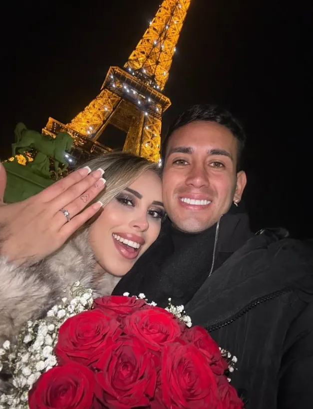 Andrés Vilches pidió matrimonio a los pies de la Torre Eiffel con alfombra roja, luces y un ramo de rosas. Foto: Instagram.