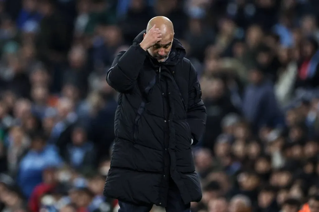 Pep Guardiola evidenció la rabia tras el empate del Manchester City con su cara llena de cortes. Foto: IMAGO.